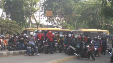 Transjakarta ditabrak kereta