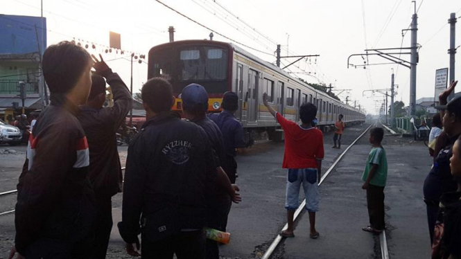 Pintu pelintasan kereta di Kedoya.