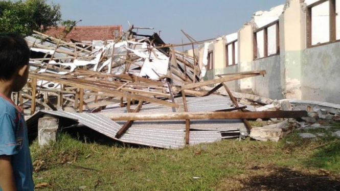 Sekolah SD porak-poranda dihantam puting beliung