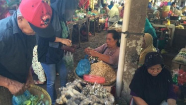 Jual beli yang terjadi di pasar tradisional