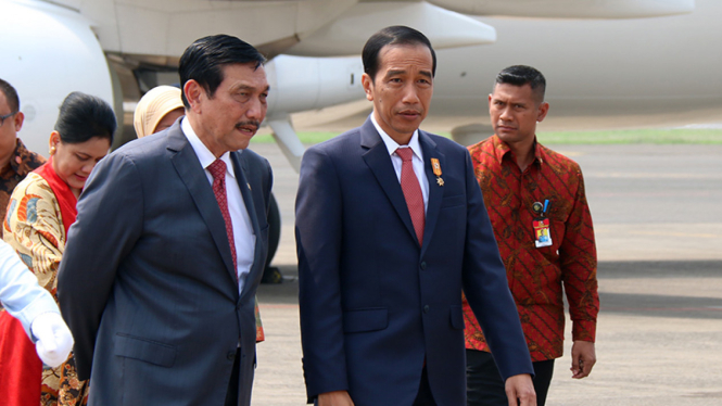 Presiden Joko Widodo berbincang dengan Menko Kemaritiman, Luhut Binsar Pandjaitan, beberapa waktu lalu.