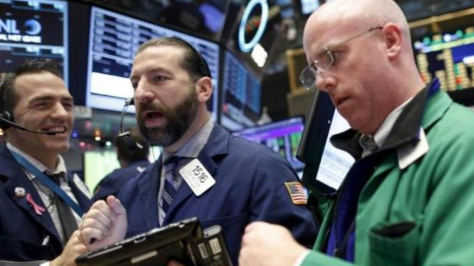 Para pialang di Bursa Wall Street.
