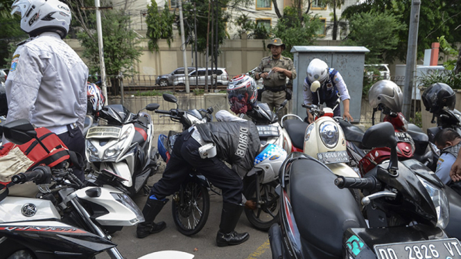 Petugas Gabungan Razia Parkir Liar