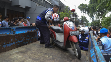 Petugas Gabungan Razia Parkir Liar