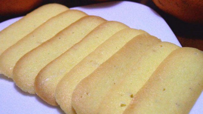 Kue lidah kucing.