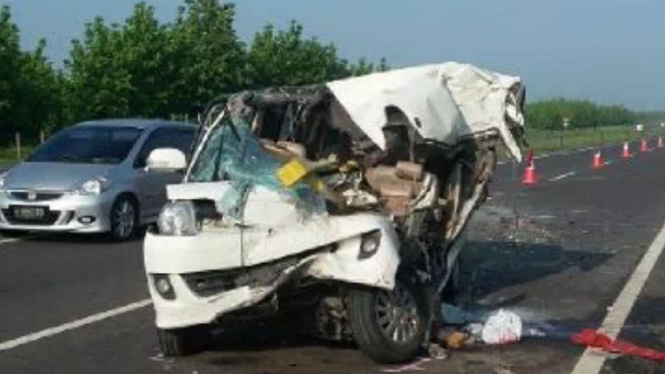 Enam Orang Tewas dalam Tabrakan Bus vs Truk di Tol Cipali
