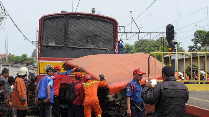 Metromini ditabrak Commuterline di Tubagus Angke