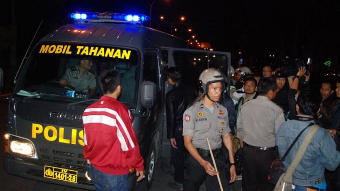 Mobil tahanan polisi. 