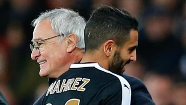Pelatih dan pemain Leicester City, Claudio Ranier dan Riyad Mahrez