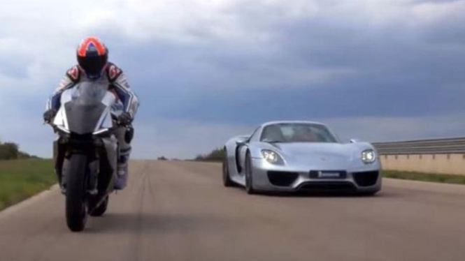 Adu cepat Yamaha R1 dan Porsche 918 Spyder.