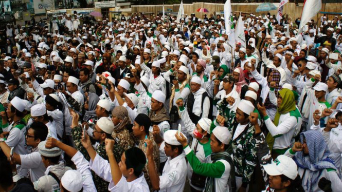 Protes masayarakat terhadap kebijakan Bupati Purwakarta