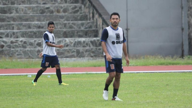 Gelandang Pusamania Borneo FC, Ponaryo Astaman (kanan)