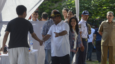 Gubernur Banten Rano Karno Tinaju TPS Airin