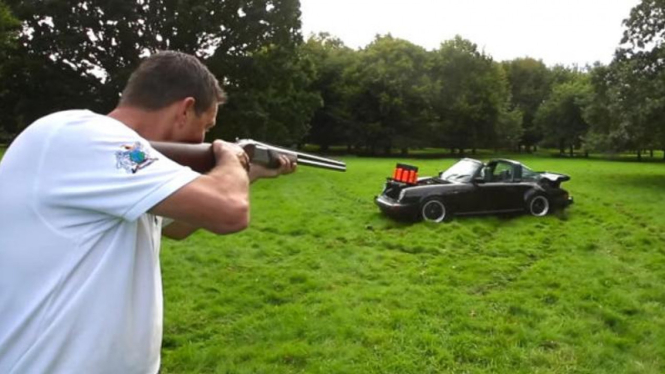 Philip Thorrold dan Porsche miliknya.