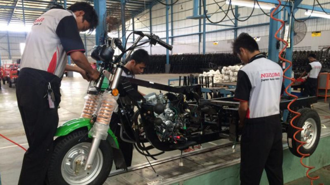 Pekerja merakit sepeda motor niaga Nozomi.