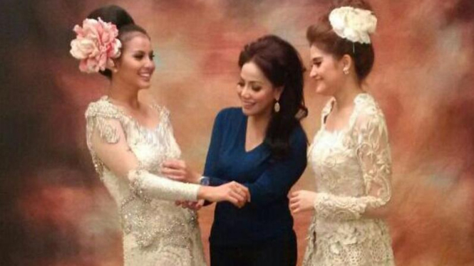 Amy Atmanto dan kebaya rancangannya