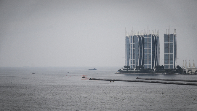 Suasana pengerjaaan proyek reklamasi Teluk Jakarta di kawasan Pluit, Jakarta.