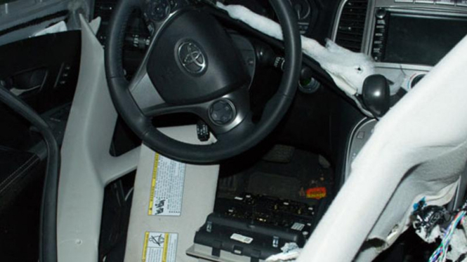 Interior mobil dirusak seekor beruang.