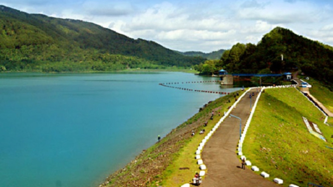 Ilustrasi waduk penyedia air minum