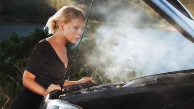 Ilustrasi mesin mobil overheat.