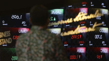 Investor sedang mengamati papan IHSG  di Bursa Efek Indonesia. 
