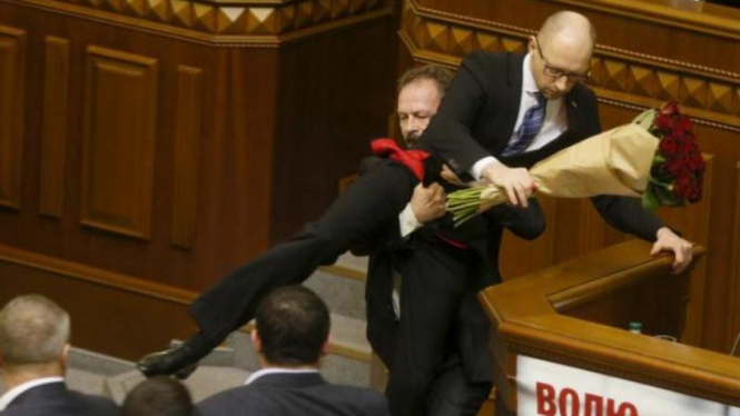 PM Ukraina diseret anggota DPR saat pidato.