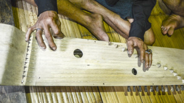 warga baduy melantunkan musik khas sunda