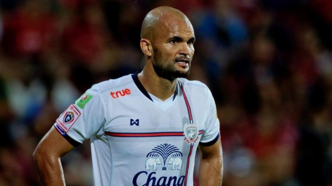Sergio van Dijk saat perkuat Suphanburi di Liga Thailand