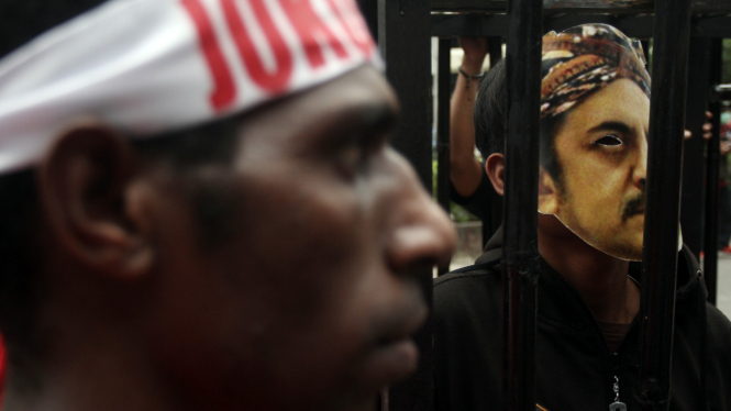 Unjuk rasa saat menuntut Riza Chalid ditangkap.