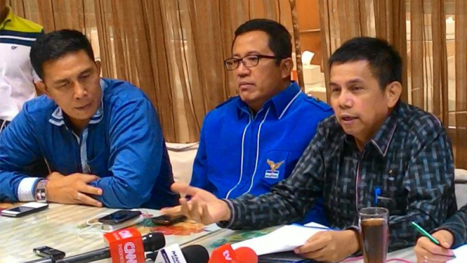 Sekretaris Jenderal Partai Demokrat Hinca Panjaitan (kanan).