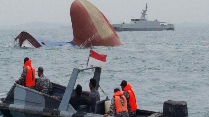 Pencarian korban kapal tenggelam