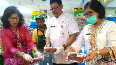 Daging busuk yang ada di supermarket di Jakarta.