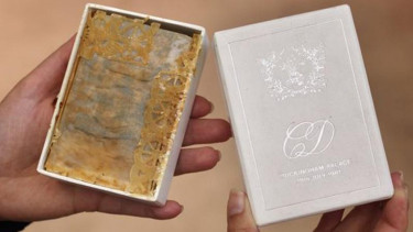 potongan dari kue pernikahan Putri Diana dan Pangeran Charles.