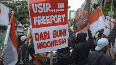 unjuk rasa mahasiswa didepan kantor freeport
