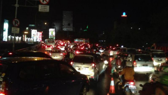 Ilustrasi macet di tol.