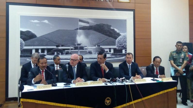 Konferensi pers di Kemenkopolhukam.