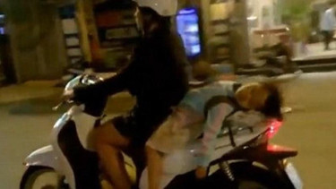 Aksi gila ibu muda bawa gadis cilik dengan motor
