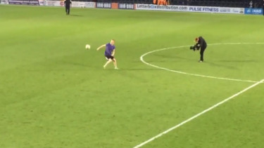 Freestyler di laga Barnet versus Crawley Town