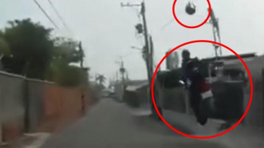 Pengendara motor terjatuh akibat menabrak gundukan.
