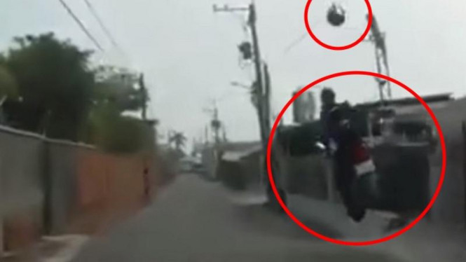 Pengendara motor terjatuh akibat menabrak gundukan.