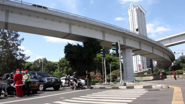 Polisi Lalulintas Bagikan Bunga Sambut Natal