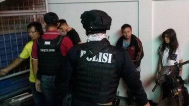 Polisi mengamankan para preman bersenjata air kencing