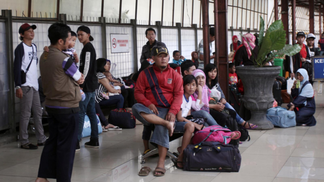 Sejumlah penumpang di Stasiun Senen