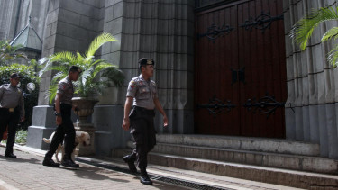 Anggota Gegana Melakukan Penyisiran di Katedral Jelang Misa Natal
