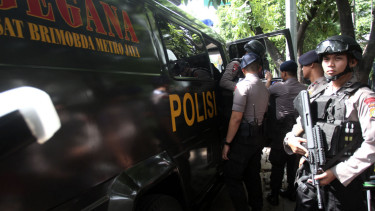 Anggota Gegana Melakukan Penyisiran di Katedral Jelang Misa Natal