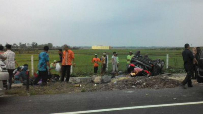 Mobil terbalik di Tol Cipali KM 155. 