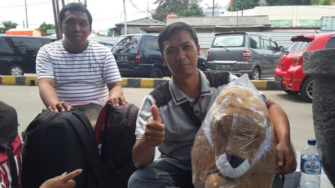 Mujito, pegang boneka singa.