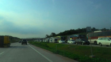 Kepadatan lalu lintas di gerbang tol Cikopo arah Palimanan.