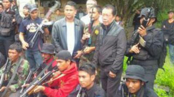 Kepala BIN Berfoto Bersama Din Minimi Cs