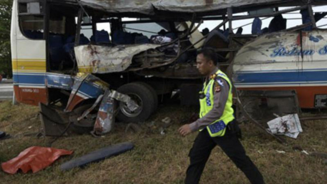 Bus Rukun Sayur kecelakaan di Tol Cipali pada 14 Juli 2015